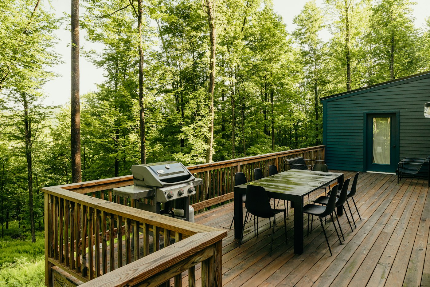 Terrasse en bois avec table et chaises