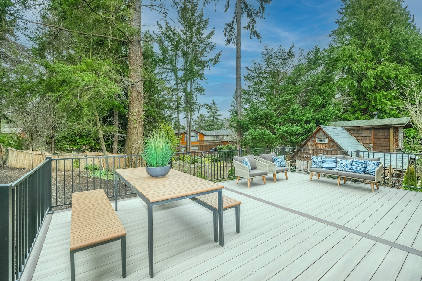 Terrasse composite claire avec table et chaises