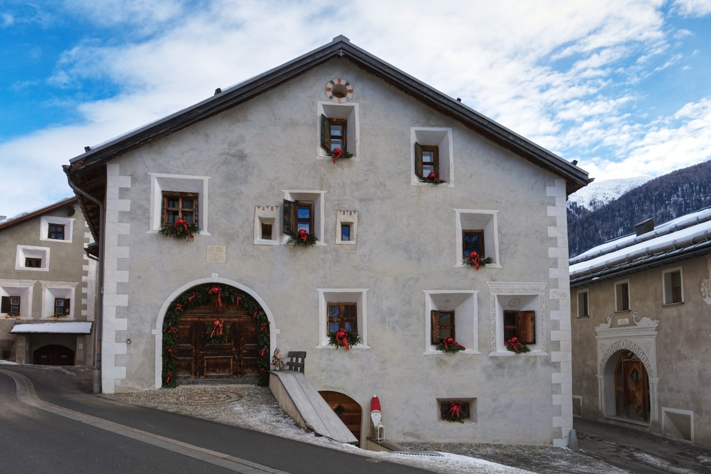 Façade de maison de village en pierre crépie