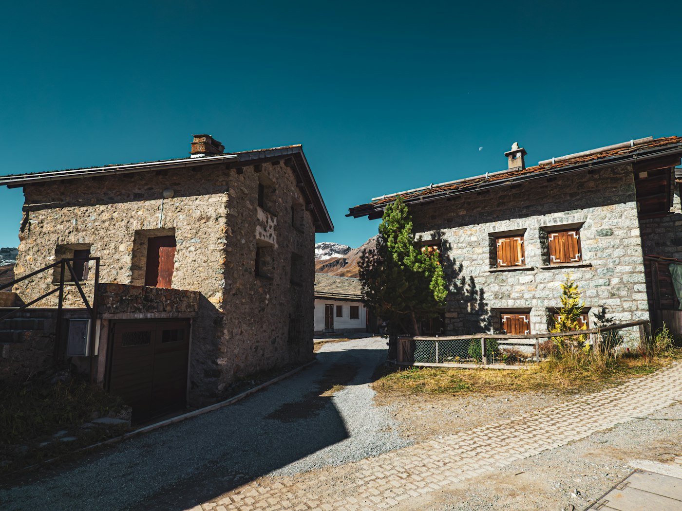 Deux maisons de village en pierre au soleil